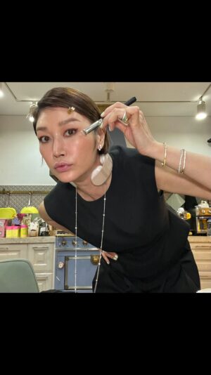 Byeon Jung-su Instagram - CJ달바 가기전에 메컵합니당 
싹 곱게 빗고 
숨죽이며 보셨죠?? 🤣🤣🤣🙈

오늘 로드파라오랑 플리츠팬츠입고 
자랑하고 올께요 

이따 11:55안주무시는사람 꼭 보세용🙈