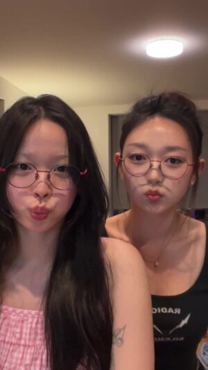 Byeon Jung-su Instagram - 현숙언니네서 라이브 
넘 즐거웠죠??
놀다가 함께하니 넘 좋아요 🤓
오늘 블랙꼬모선글라스를 잠시 잃어버려서 못 보여드렸는데 
낼은 꼭 찾아볼께용 🤣🤣

미국있으니 라방시간이 안맞네요 😎
매주 오픈하는게 있으니 도와줄께요 
다양한 얼굴사이즈로 보여드렸어요 
내일아침 9am 은 ssolux xhoya
콜라보제품 오픈해줄께요
소량생산이라 리미티드로 오픈합니다 
제나 마젠타는 지난번2월에 1분만에 솔드아웃됐어요 🙈
이번에 꼭 성공하세용 

뭐든 아이들과 함께해서 좋네용 !!
👁️‍🗨️ssolux x hoya 🔜6.3 9am open
