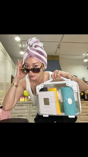 Byeon Jung-su Instagram - 오메 !1시간 빠르죠??
달바 선물이 도착했어요 
6월 스케줄 보셨죠? 
담주 정원이 졸업식때문에 미국가요 
정리할거 정리해두고 가야해서 
이것저것 멜라신구성도 미리짜고 
호야밀리에 오픈하는 
#들기름타레소바 먹어가며 야방했슈 
구름이불을 못보여줬네 🙈
내일 보여줄께요 월욜 오픈이니께 🥰

5월 신나게 마무리하세요 
좋은일 많은 사람은 좋은기운 가져가고 
운 않좋은사람은 탈탈 털고 오늘의 이 기운 가져가세요 🙏

잘자요 !1시간라방 언제 풀리나ㅠㅠ

👁️‍🗨️lord x hoya 🔛다음주까지 프리오더 열어줄께요 
👁️‍🗨️냉감패드 /여름구름이불🔜5.27 open