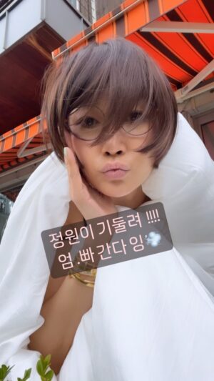 Byeon Jung-su Instagram - 정원이 이제 엄빠간다잉💨💨💨
이불들고 간다잉!!!
이사가 쉬운게 아니지??? 
일주일동안 많이 안아줄께 !!!

저 없는동안 구름이불 냉감패드 꼭 !겟하세용 
받아보면 알아요 
하루만 자 보면 완전 신세계!!!!

☁️구름이불은☁️
마이크로 #모달 소재로 먼지가 없는 친환경 소재로
너무나 가볍고 볼륨감이 좋아서 굉장히 포근해요!
몸을 감싸는 부드러움이 명품 중에 명품입니다!

🧊리치랜드 업그레이드 듀라론 냉감패드는🧊 
피부에 닿는 즉시 체온에 반응하는 
기능성 듀라론 접촉 냉감원단을 사용해 
체온의 열을 흡수하고 방출, 즉각적인 
시원 쾌적함으로 피부온도가 내려가며 
시원함을 오래 유지해주기때문에

*땀이 쌓여서 축축해질 일이 절대 없어요❌

아시죠?
변정수가 뷰티, 패션 이상으로 깐깐하고 꼼꼼하게
살림은 확실히 더 잘한다는거‼️
이번에도 잘 골랐네~ 하실거에요😆
꼭 꼭  필수 !!! 선물 누가 받았어요??

👁️‍🗨️듀라론냉감패드/여름구름모달이불 
이거 이번주는 열어둘께용 
나 없어도 잘 지내용