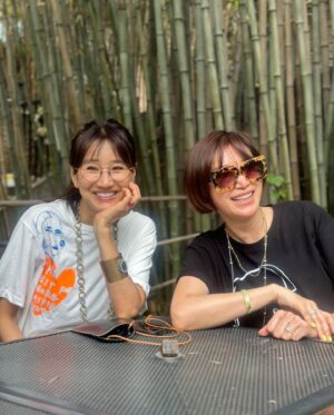 Byeon Jung-su Instagram - L.A는 햇볕이 진짜 쎄네요 🌞🌞
여기서도 선글라스 물어보는사람들이 왜이리 많아!
쉬크하면서도 풀사이즈라 이쁘데요 
-진짜 선택 잘했으☝🏼
이제 3일날 딱 오픈합니다 !
조금만 더 기둘려봐용 💨💨

달바보르피린은 한세트 가져왔더니 
벌써 온식구랑 쓰니 금새네요 
(팩은 다쓴거 실화냐??🙈)
이번주까지만 오픈해 줄께용 
이뻐지는 사람은 보르피린 다 알아요 

햇볕 즐기는 사람도 다 알죠❓
스타일리쉬한거 찾기 힘들어요 !!

A. 제나 티타늄 RD (마젠타) 
B. 제나 티타늄 OR (오렌지)
C. 꼬모 (블랙)
D. 꼬모 (핑크 그라데이션)
E. 꼬모 (레오파드) 
모두 가볍고 코받침이 있다는데 깜놀주의 ‼️

💢2개 이상 구매 또는 꼬모 선글라스 구매자에게 안경줄 1개 증정!
(정상가 35,000원)
👁️‍🗨️Ssolux xHoya🔜6.3th 
우선은 그냥 보슈!!! 내가 딱 원했던 스타일!