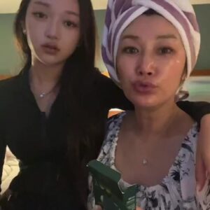 Byeon Jung-su Instagram - #졸업식준비하는엄마의자세
달광이 장난아니죠?

가끔 그런생각 들어요 !!
 여행 많이 다니는 사람은 호텔이 집 같을 텐데 
여행용 세트를 가지고 다니는게 좋나??
전 늘 1박을하든,일주일을가든 
뷰티제품들은 똑 같거든요? 
늘 집에서 처럼 가지고 다녀요 

수분라인 ➖하킴
골조라인 /기미라인 ➖멜락신 
탄력 주름케어 ➖달바보르피린 
이래야 애들도 같이 관리하죠 !

남아들도 엄마가 해준대로 잘 따라올꺼에요 
달바 잘모르시는분들 !
A/B/C/E세트 강추합니다 
다음오픈은 9월이에요 
3개월 쓸꺼 하동준비 잘하세용 
👁️‍🗨️달바 보르피린🔛아침에 오픈now👁️‍🗨️