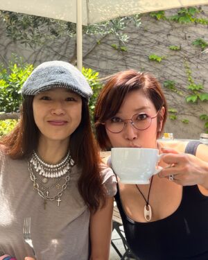 Byeon Jung-su Instagram - L.A는 햇볕이 진짜 쎄네요 🌞🌞
여기서도 선글라스 물어보는사람들이 왜이리 많아!
쉬크하면서도 풀사이즈라 이쁘데요 
-진짜 선택 잘했으☝🏼
이제 3일날 딱 오픈합니다 !
조금만 더 기둘려봐용 💨💨

달바보르피린은 한세트 가져왔더니 
벌써 온식구랑 쓰니 금새네요 
(팩은 다쓴거 실화냐??🙈)
이번주까지만 오픈해 줄께용 
이뻐지는 사람은 보르피린 다 알아요 

햇볕 즐기는 사람도 다 알죠❓
스타일리쉬한거 찾기 힘들어요 !!

A. 제나 티타늄 RD (마젠타) 
B. 제나 티타늄 OR (오렌지)
C. 꼬모 (블랙)
D. 꼬모 (핑크 그라데이션)
E. 꼬모 (레오파드) 
모두 가볍고 코받침이 있다는데 깜놀주의 ‼️

💢2개 이상 구매 또는 꼬모 선글라스 구매자에게 안경줄 1개 증정!
(정상가 35,000원)
👁️‍🗨️Ssolux xHoya🔜6.3th 
우선은 그냥 보슈!!! 내가 딱 원했던 스타일!