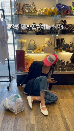 Byeon Jung-su Instagram - 빈티지 삽에서는 쇼핑 빨리해야해 !!
딱 사고픈것만 ! 
#안그러면_다사고싶어🙈

애들 쇼핑 방해 안되게 구석에서 기다리기!!
#빨리가자고_조르지않기
#착한엄마#핑크모자_뭐냐🧢
#세상힙한엄마 #300불샤넬슈즈 #건졌으 
🐥🐥🐥🐥🐥🐥