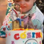 Ángeles Balbiani Instagram - Hace meses venía planeando este cumpleaños. Buscando presupuestos justos y gente copada que tuviera ganas de dejarlo todo. 📕arranque con la animacion de @enfantsanimaciones que eran losnúnicos que hacían el show de “coco”. Gracias por el consejo @may_ariadna ✅el pelotero lo encargue en @muna.inflables.peloteros . Vinieron a armarlo y cuando temino el cumple de llevaron todo. 🧚‍♂️Me gustó la idea de sumar maquillaje para todos y despues de buscar di con @aldu_caritas . Aldu arranco a maquillar para comprar productos de pastelería para arrancar un emprendimiento nuevo. Historia corta: se dedica al maquillaje artístico y lo bien que hace! 🎂La torta la quería perfecta. En @yesparis.pasteleria la consegui! 🍿La mesa del candy con el armado atras la hicieron @rinconmagico_candybar . Entendieron en seguida lo que buscaba. 🍓las bolsitas no solo tenían el frente si no que cada una de las golosina estaba personalizada tambien! Las invitaciones digitales son de @freakcards . Si no las conocen vaya a ver de que se trata!