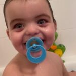 Ángeles Balbiani Instagram - La hora del baño es el momento perfecto para coronar el día. Justo en el horario en el que estamos cerca de la comida y la cuna. A la hora de lavarle el pelo encontré el producto ideal. Uso el shampoo de Cabellos Claros de @productosestrella . Tiene una variedad súper amplia de shampoo y acondicionadores. Si estan buscando mejor la experiencia del baño. Es por ahí. Porque que no irriten los ojos es clave y se nota que no tienen parabenos ni .