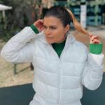 Ángeles Balbiani Instagram - Cuando tenés ropa nueva y no te queda otra que hacerte la linda! Campera, pantalón y sweater super abrigado de @peuquejeans . Están con un sale de hasta el 50% off. Les aviso! @growing.group