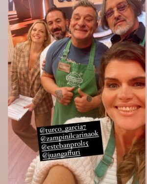 Ángeles Balbiani Instagram - Increíble pero real! Después de 3 meses gané Pasaplatos famosos. Una experiencia divertidisima en la que conocí gente copada y aprendí como nunca los secretos de la cocina!
Gracias @zampinilcarinaok por tu calidez. @barbaritafranco21 por compartirme un rato a Sarah. @pachu_pena por nuestro vínculo inquebrantable (🤣)
@guido_suller, @vivisacconeok, @turco_garcia7 y tantos mas!
Ah! Y una mención especial a los chicos de atrás de camara. Sin ustedes, imposible!
Tu paciencia @juangaffuri te ganaste el cielo!