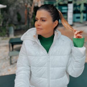 Ángeles Balbiani Instagram - Cuando tenés ropa nueva y no te queda otra que hacerte la linda! Campera, pantalón y sweater super abrigado de @peuquejeans . Están con un sale de hasta el 50% off. Les aviso! @growing.group
