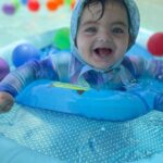Ángeles Balbiani Instagram - Por acá tenemos un fanático del agua. Si hay pileta Cósimo esta adentro y si eso pasa mi mejor aliado es @huggiesargentina porque con la línea de pañales Little Swimmers esta protegido todo el tiempo. Pero sobre todo cómodo, pudiendo desplegar al máximo sus aptitudes de nadador principiante! #tebancamosbebé