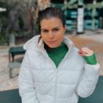 Ángeles Balbiani Instagram - Cuando tenés ropa nueva y no te queda otra que hacerte la linda! Campera, pantalón y sweater super abrigado de @peuquejeans . Están con un sale de hasta el 50% off. Les aviso! @growing.group