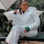 Ángeles Balbiani Instagram - Cuando tenés ropa nueva y no te queda otra que hacerte la linda! Campera, pantalón y sweater super abrigado de @peuquejeans . Están con un sale de hasta el 50% off. Les aviso! @growing.group