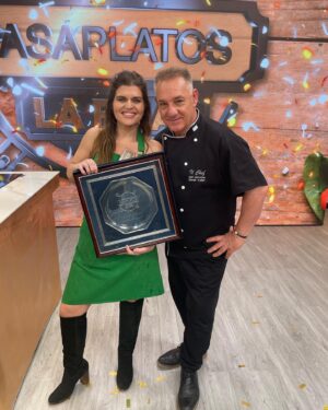 Ángeles Balbiani Instagram - Increíble pero real! Después de 3 meses gané Pasaplatos famosos. Una experiencia divertidisima en la que conocí gente copada y aprendí como nunca los secretos de la cocina!
Gracias @zampinilcarinaok por tu calidez. @barbaritafranco21 por compartirme un rato a Sarah. @pachu_pena por nuestro vínculo inquebrantable (🤣)
@guido_suller, @vivisacconeok, @turco_garcia7 y tantos mas!
Ah! Y una mención especial a los chicos de atrás de camara. Sin ustedes, imposible!
Tu paciencia @juangaffuri te ganaste el cielo!
