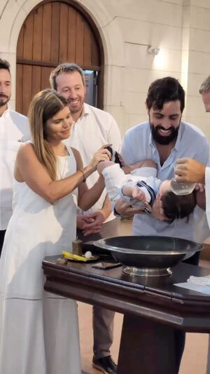 Ángeles Balbiani Instagram - Les conparto algunas de las fotos del bautismo de Cosimo. Super intimo, entre amigos y padrinos. Fue una ceremonia emocioanante rodeados de los que nos quieren. Las mejores@madrinas @agus_roca y @pampitaoficial y los padrinos @dbidart y Tebi.
Abuelos, tíos e hijos. Todos celebrando este día!