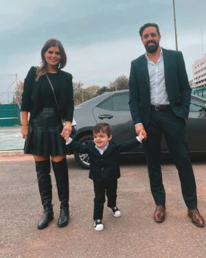 Ángeles Balbiani Instagram - Estamos de casorio! Y el más chiquito siempre con el look de @claraclares que es la numero 1!