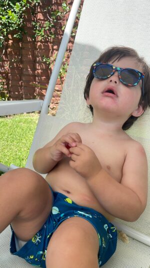 Ángeles Balbiani Instagram - Nuestros días de verano son así. Con olor a protector y migas de galletitas. Yendo y viniendo. “Los días son largos y los años son cortos”