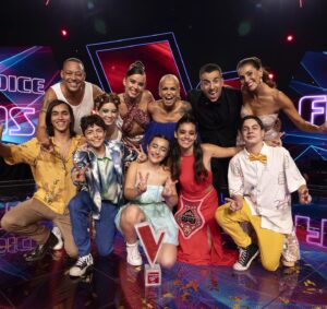 Áurea Instagram - O que dizer desta temporada de @thevoiceportugal ? Foi das experiências mais bonitas da minha vida profissional, confesso que já sinto saudades.. Estive ali como mentora mas sinto que aprendi muito mais do que ensinei, para muitos é apenas um programa de televisão, para mim é uma segunda família e é bom ver a esperança, a pureza e o brilho nos olhos desta nova geração.. é ter a garantia que o futuro vai ser bonito💛 
Obrigada a toda a equipa, a toda a produção, é maravilhoso poder trabalhar com gente boa, talentosa e com um brio profissional acima da média👏👏 À nossa banda e equipa de vocal coach que vive e vibra connosco a cada momento, são brilhantes!! Aos meus colegas mentores.. foi tãããão fixe fazer isto com vocês😍 @fernandodaniel , raios te partam com o tri🤣🤣🤣🤣 Parabéns a ti e à nossa @juliamachadopt pela vitória, ela merecia muito isto! @catarinafurtadooficial , és a rainha disto tudo caramba, ninguém faz isto como tu.. tens o meu coração, sempre! @catarinabmaia , que seja o início de uma longa caminhada, tão bom assistir a tanto talento de perto, és incrível!! 
A toda a #equipaaurea, obrigada por me entregaram a responsabilidade de vos acompanhar nesta aventura, guardo um bocadinho de cada um de vocês no meu coração e mal posso esperar por ver os vossos triunfos no furturo! @_mariapedro5_ , foi um orgulho ver-te chegar tão longe, isto foi só o início!👏👏👏💛💛💛