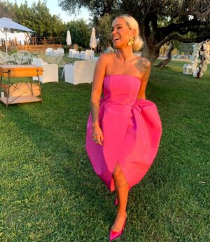Áurea Instagram - "Pink, it's my new obsession,
Pink, it's not even a question
Pink on the lips of your lover
'Cause pink is the love you discover!" 🥳💛