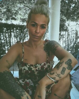 Áurea Instagram - Monday mood🌹💛