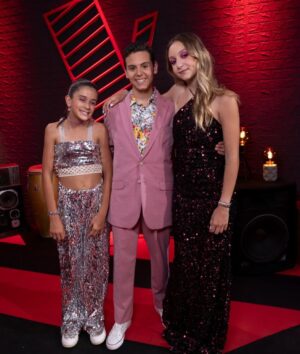 Áurea Instagram - Gala 3, a semifinal.. foi duro, estivemos todos com as emoções à flor da pele e não foi fácil dizermos mais uma vez adeus aos nossos meninos🥺 @carolina_quintas_official , és maravilhosa e eu sou a mais orgulhosa por te ter tido comigo, que esta experiência te tenha acrescentado e  possa ter sido a confirmação daquilo que farás para sempre, encantar tudo e todos com a tua voz! Meninos, o sonho continua, aproveitem todas as oportunidades e acima de tudo, sejam sempre felizes!💛
@_mariapedro5_ Estamos na finaaaall!!! Tão feliz por ti💛🐣 
#equipaaurea 
@thevoiceportugal