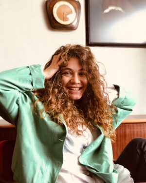 Çağla Özavcı Instagram - Yaz🌞Kış💦 
hava bile böyle iken benden denge bekliyorlar yardım et ya rab 🤦🏼‍♀️
💙💙 #insanlar @cactus_vintage_