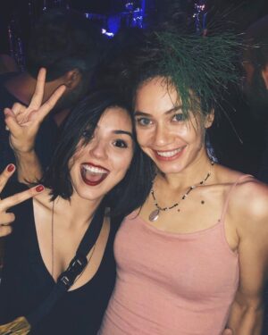 Çağla Özavcı Instagram - Kaç yıl geçti aradan ayrı ayrı 🎶👭