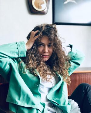 Çağla Özavcı Instagram - Yaz🌞Kış💦 
hava bile böyle iken benden denge bekliyorlar yardım et ya rab 🤦🏼‍♀️
💙💙 #insanlar @cactus_vintage_