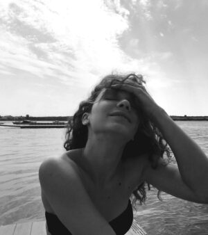 Çağla Özavcı Instagram - Şimdi siyah beyaz filmler gibi...
Güzelim tatillerde bitti ...
İstanbula sıkışıp kaldıkk ..
~şiir kitabım pek yakında tüm köşe başlarında ~ ❣️