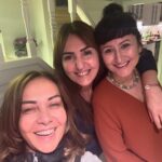 Çiçek Dilligil Instagram - Sema anlattı biz heyecanla dinledik. İlk biz dinledik. Yaşasın. Heyecan tavan . Mis gibi kahveler, şahane yemekler ile her zamanki gibi Sema’mız döktürmüş ❤️ Burçak’ımız tüm şahaneliği ile gene bizi mahçup edip elimizi kolumuzu doldurdu ❤️ Yaşasın görüntülü konuşma Burcumuzu soframıza kondurdu. Ne özleşmişiz ama 😍 Birbirimizden laf kapa kapa gece bitiverdi. Yenisine, yenilerine 🙏 Tabii gecenin kahramanı yüreğimizi ağzımıza getiren Walkrie 🧿 Geçen haftayı böyle bitirdiysek bu hafta nefis geçer 😍