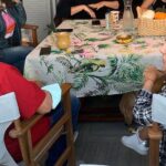 Çiçek Dilligil Instagram - Ağzından çıkan her kelimeyi yakalamaya çalıştığım, kısa zamanda o kadar çok şey öğrendiğim, dopdolu, mütevazı, sıcacık bir insan @alpaslan.karaduman Gidişine inanamıyorum. Öylesine büyük bir boşluk oldu ki bir anda içimde. Öğrencileri, ailesi , meslektaşları .. Eminim hepsi aynı boşlukta. İşini bu kadar severek, müthiş bir enerji , bilgi , birikim ile aktaran ender ustalardan. Sanırım 2.fotoda bu enerjisi geçiyor. İyi ki Gabriel’in Düşünde çalışmışız. Angeliki O’nun ile ete kemiğe büründü. Nasıl zorlandığım bir gün “dur sen yarına çalışıp geleceğim” deyip ertesi gün 3 sayfalık bir çözümleme ile bana geldi. Bedeni, tavrı, ritmi ile Angeliki hazırdı. Öğrenmenin yaşının olmadığının bir kanıtıdır benim için. Oyun sonrası ettiğimiz danslar, uzun keyifli sohbetler,destekleyici sıcacık sohbetler. İyi ki hayatımıza dokundunuz Alpaslan Hocam .. Nurlar içine yatın 🙏🌹🥀
