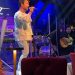 Çiçek Dilligil Instagram - @hesapsizstage de @boraoztoprak ve Orkestra Alâ pek alâ 🧿 E geldik valla Dubai’ye de @aynilalp @esraozcakir