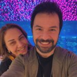 Çiçek Dilligil Instagram - Tatilde olmak hele ki ❤️ ile .. Kısılır elbet gözüm, yayılır ağzım, dağılır saçım.. Filtresiz haller. Yani hep biz gibi. Filtresiz ❤️ @boraoztoprak Amannnnn 🧿🧿🧿🧿🧿🧿