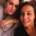 Çiçek Dilligil Instagram - Milyon fotoğrafımız içinde sanırım en sevdiğim bu. Özel günlere saklıyorum hep . Tıpkı bugün olduğu gibi. Bugünün 23 Nisan olması sadece neşe dolması değil benim içimin. Daha da çoşması oluyor sayende. Doğmuşsun be ya 😘 İyi ki ama iyi ki , sensiz hiiiiiçççç bir şeycikler tam olmazmış bak. Bunu anlatmak yetmez tabii, yaşamak, yaşatmak, hissetmek, hissettirmek lazım. Umarım ne kadar özel olduğunu hissettirebiliyorum- ruz. Çooookkk severim seni bennn. İyi ki doğmuşsun Selen’im 🌺🥳🎉🎊🎈❤️❤️❤️❤️❤️❤️❤️ Saat 00.00 da aç telefonu 😘