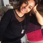 Çiçek Dilligil Instagram - Dayamışım elimi başıma, takmışım Fridamı boynuma, sürmüşüm azıcık bir şeyler yüzüme gözüme. Belli ki bir yere gidilecek , yoksa hiç ev hali değil o hal benim için. Vermişim pozu bir an muhtemelen Bora’ya. Ama gözlerde bir şey var. Aklımdaki neyse konuvermiş gözbebeğime. Bilemedim şimdi neydi. Malum #tbt. Geçmiş zaman işte ☺️