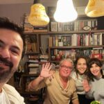 Çiçek Dilligil Instagram - Gecenin, dostların ve #tbt nin güzelliğine gel ❤️🧿 Bazen araya sadece zaman girer. Geri kalan her şey kaldığı yerden devam eder. Yasoooo bunu ben dedim 😍 Pek yakın #tbt . İyi ki geldiniz dostlarımız 🙏🧿 (Şarkı biraz bizi anlatmıyor mu ama? Seçim Bora’nın tabii) @yaseminhadivent @mertasutayofficial @boraoztoprak