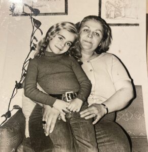 Çiçek Dilligil Instagram - Geçenlerde @retrotiyatro paylaşmıştı bende bile olmayan annem ve benim bu fotomu. Kaç yıl olmuş hiç o konulara girmeyeceğim. Sadece eski dost Sevgili Yavuz Pekman’ın arşivine bir sahaftan bulunup girivermiş diyeyim 🤗 O kadar mutlu oldum ki görünce , gerçek yerine ulaştı diye Sevgili Yavuz orjinalini bana yolladı 😍 En güzel hediyem 🙏 Ve en güzel #tbt lerden değil de ne? #belkısdilligil 🌹🙏♥️