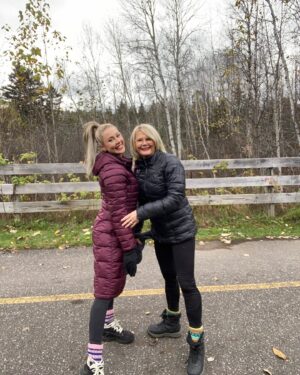 Élodie Routhier Instagram - L’automne avec ma maman 🍂🌲 
Tellement d’amour pour elle♥️