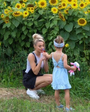 Élodie Routhier Instagram - Ma petite Esmé ma filleule ma pureté, mon amour, ma petite fille qui me fait grandir mais aussi rester jeune je t'aime merci pour tes fleurs 🩷
