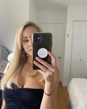 Élodie Routhier Instagram - Nous avons tous parfois besoin d’une dose de courage pour poursuivre nos rêves.  La deuxième photo exprime mon état d’esprit actuel..
