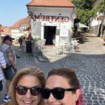 Özge Borak Instagram - 41 sene. 🧿 Boşuna “kardeşim” demiyoruz birbirimize. İlk oyun arkadaşım, sırdaşım, yoldaşım, kardeşim. Sanmayın ki hep güldük böyle. Evet yedik, içtik, güldük, gezdik, tozduk, kahkaha attık birlikte ama yeri geldi omuz omuza bağıra bağıra ağladık, yeri geldi şaşırdık beraber, korktuk, yüreğimiz ağzımıza geldi, bazen kızdık, tartıştık, küsüştük, barıştık. Günün sonunda hep bir aradaydık. Öyle ya da böyle iyi günlerin yanında, kötü günlerin de içinden birlikte çıktık. Dostluk, kardeşlik, aile olmak bunu gerektirir zaten. Seni çok seviyorum kardeşim. Yeni yaşın kutlu olsun. Yine yeni maceralar bizi bekler.🎂❤️🎉🥂💃🏻😘🎁 #kızkardeş #birbaşka 🥰