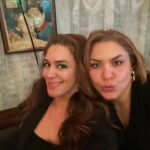 Özge Borak Instagram - 41 sene. 🧿 Boşuna “kardeşim” demiyoruz birbirimize. İlk oyun arkadaşım, sırdaşım, yoldaşım, kardeşim. Sanmayın ki hep güldük böyle. Evet yedik, içtik, güldük, gezdik, tozduk, kahkaha attık birlikte ama yeri geldi omuz omuza bağıra bağıra ağladık, yeri geldi şaşırdık beraber, korktuk, yüreğimiz ağzımıza geldi, bazen kızdık, tartıştık, küsüştük, barıştık. Günün sonunda hep bir aradaydık. Öyle ya da böyle iyi günlerin yanında, kötü günlerin de içinden birlikte çıktık. Dostluk, kardeşlik, aile olmak bunu gerektirir zaten. Seni çok seviyorum kardeşim. Yeni yaşın kutlu olsun. Yine yeni maceralar bizi bekler.🎂❤️🎉🥂💃🏻😘🎁 #kızkardeş #birbaşka 🥰