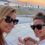 Özge Borak Instagram - 41 sene. 🧿 Boşuna “kardeşim” demiyoruz birbirimize. İlk oyun arkadaşım, sırdaşım, yoldaşım, kardeşim. Sanmayın ki hep güldük böyle. Evet yedik, içtik, güldük, gezdik, tozduk, kahkaha attık birlikte ama yeri geldi omuz omuza bağıra bağıra ağladık, yeri geldi şaşırdık beraber, korktuk, yüreğimiz ağzımıza geldi, bazen kızdık, tartıştık, küsüştük, barıştık. Günün sonunda hep bir aradaydık. Öyle ya da böyle iyi günlerin yanında, kötü günlerin de içinden birlikte çıktık. Dostluk, kardeşlik, aile olmak bunu gerektirir zaten. Seni çok seviyorum kardeşim. Yeni yaşın kutlu olsun. Yine yeni maceralar bizi bekler.🎂❤️🎉🥂💃🏻😘🎁 #kızkardeş #birbaşka 🥰