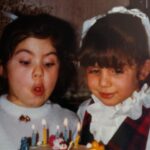 Özge Borak Instagram - 41 sene. 🧿 Boşuna “kardeşim” demiyoruz birbirimize. İlk oyun arkadaşım, sırdaşım, yoldaşım, kardeşim. Sanmayın ki hep güldük böyle. Evet yedik, içtik, güldük, gezdik, tozduk, kahkaha attık birlikte ama yeri geldi omuz omuza bağıra bağıra ağladık, yeri geldi şaşırdık beraber, korktuk, yüreğimiz ağzımıza geldi, bazen kızdık, tartıştık, küsüştük, barıştık. Günün sonunda hep bir aradaydık. Öyle ya da böyle iyi günlerin yanında, kötü günlerin de içinden birlikte çıktık. Dostluk, kardeşlik, aile olmak bunu gerektirir zaten. Seni çok seviyorum kardeşim. Yeni yaşın kutlu olsun. Yine yeni maceralar bizi bekler.🎂❤️🎉🥂💃🏻😘🎁 #kızkardeş #birbaşka 🥰