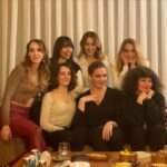 Özge Borak Instagram - Senede bir de olsa cheesecake gibi tatlı kadınlarla ev toplantısı gerçekleşti. 💗🎉😘🥰🥂#dünyayerindenoynar
