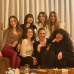 Özge Borak Instagram - Senede bir de olsa cheesecake gibi tatlı kadınlarla ev toplantısı gerçekleşti. 💗🎉😘🥰🥂#dünyayerindenoynar