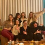 Özge Borak Instagram - Senede bir de olsa cheesecake gibi tatlı kadınlarla ev toplantısı gerçekleşti. 💗🎉😘🥰🥂#dünyayerindenoynar