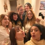 Özge Borak Instagram - Senede bir de olsa cheesecake gibi tatlı kadınlarla ev toplantısı gerçekleşti. 💗🎉😘🥰🥂#dünyayerindenoynar