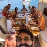 Özge Borak Instagram - Bir mavi yolculuk daha bitti. Yine tadı damakta kaldı. Yeni bir organizasyon için kolları şimdiden sıvadım. Eksiğimiz vardı ama “iyi ki varsınız” dediğim hemen herkes oradaydı. Penceremdeki manzara, gün doğumları, gökkuşağı, kahkahalar, müzikler, denizin güzelliği, hepsi kazındı zihnime. Bu şölen bitmesin istiyor insan. Ne mutlu bize. Seneye görüşürüz yeni bir mavilikte.. ❤️😘 #maviyolculuk #gezi