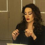 Özge Borak Instagram - Sekiz yaşındayken başladı serüvenim. Oniki yaşından beri de sahnedeyim. Mesleği, işi olan nadir şanslılardanım. Severek desem az kalır, aşkla çıkıyorum sahneye. Bunu ancak o tozu yutmuş olan anlar. Meslektaşlarım günümüz kutlu olsun. Derdimizi de neş’emizi de özgürce anlatmaya devam.. ❤️🎭 #dünyatiyatrogünü #worldtheatreday