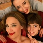Özge Borak Instagram - Mutlaka bağırmak ve tuhaf sesler çıkarmak gerek ve hatta şarttır. 😅🎉❤️🤣🥂💋